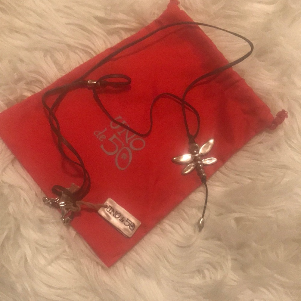 Uno de 50 silver dragonfly necklace in leather.